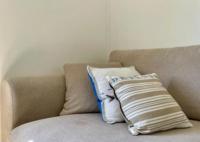 House By Melrose Chalé *